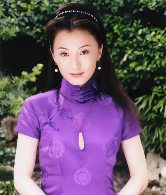 69 歲潘虹老師親身示範：白髮不染穿衣不花，才更高級時髦
