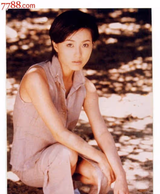 53 歲酒井法子小紅裙造型，高級大氣提氣質，盡顯年輕態