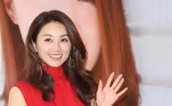 53 歲酒井法子小紅裙造型，高級大氣提氣質，盡顯年輕態