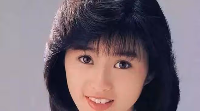 53 歲酒井法子小紅裙造型，高級大氣提氣質，盡顯年輕態