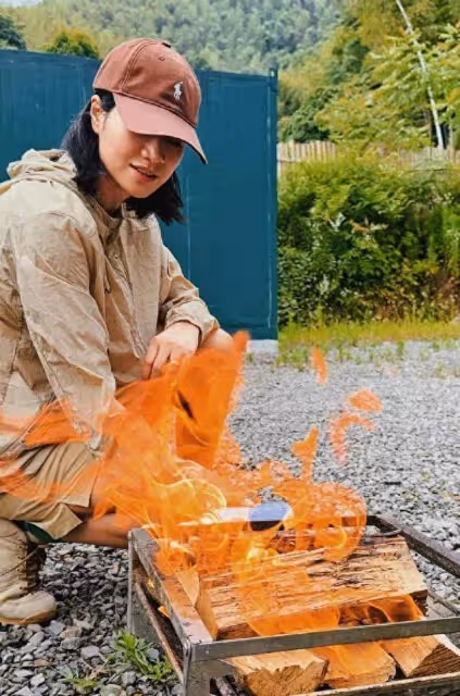 主持人朱丹浪姐表現驚喜，襯衫闊腿褲平底鞋穿搭盡顯時髦舒適氣質