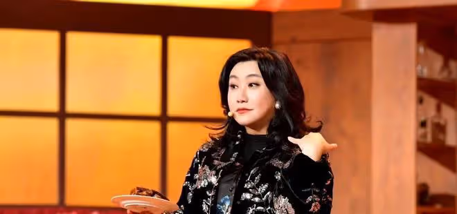 主持人朱丹浪姐表現驚喜，襯衫闊腿褲平底鞋穿搭盡顯時髦舒適氣質