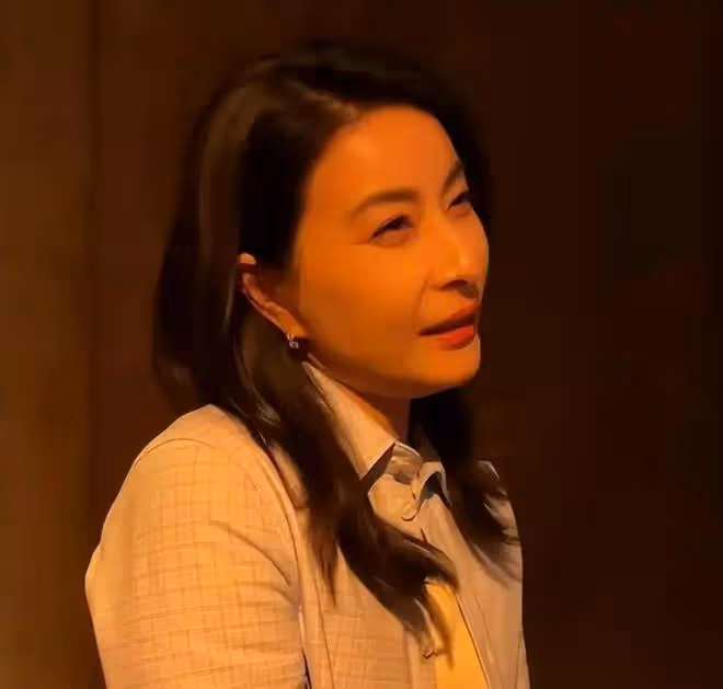 董文華：62 歲依舊優雅時尚，詮釋自然老去的美