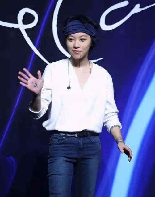 竇靖童上海活動穿搭引關注，長發飄飄盡顯女人味，氣質如王菲