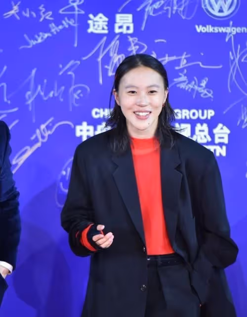 竇靖童上海活動穿搭引關注，長發飄飄盡顯女人味，氣質如王菲