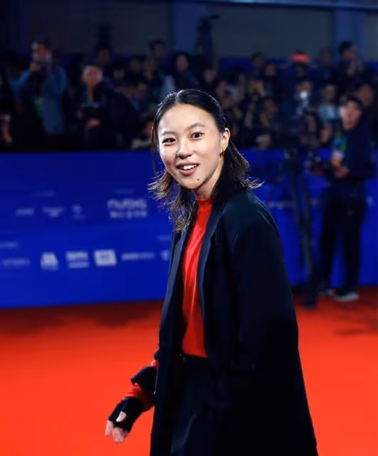竇靖童上海活動穿搭引關注，長發飄飄盡顯女人味，氣質如王菲