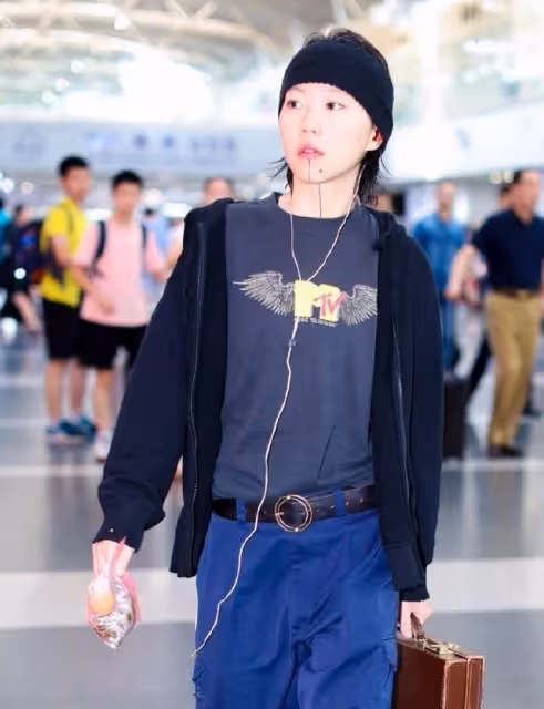 竇靖童上海活動穿搭引關注，長發飄飄盡顯女人味，氣質如王菲