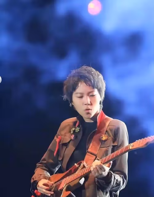 竇靖童上海活動穿搭引關注，長發飄飄盡顯女人味，氣質如王菲