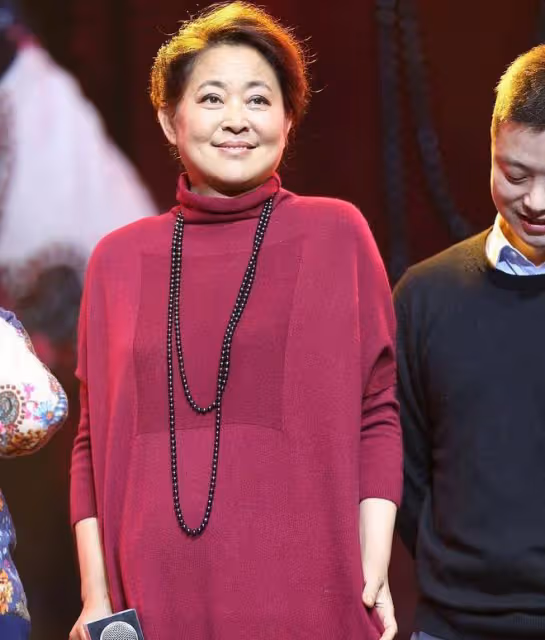 65 歲倪萍瘦身成功穿格紋連衣裙配絲巾拍照，美如換人年輕十幾歲