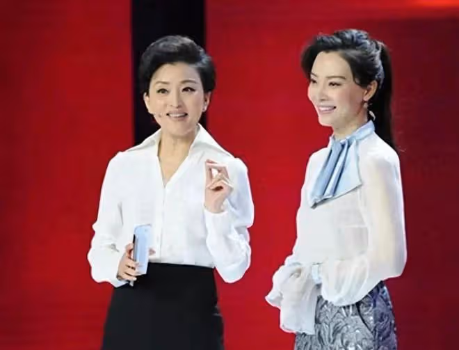 楊瀾曬與母親溫馨合影，網友贊其繼承美貌與氣質
