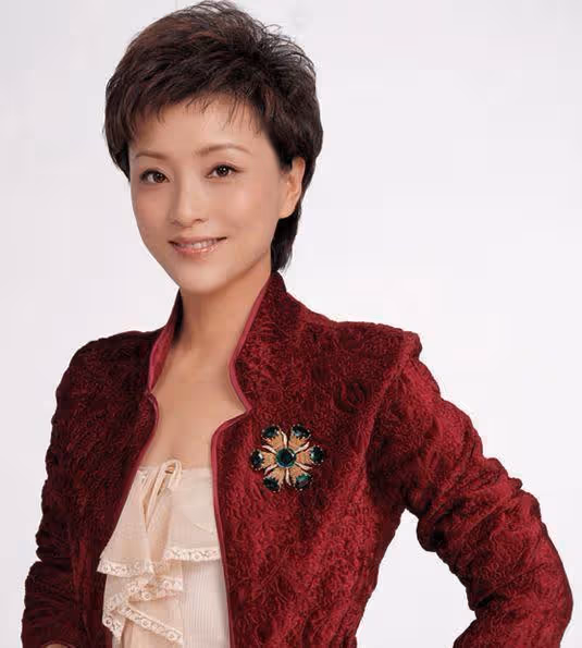 楊瀾曬與母親溫馨合影，網友贊其繼承美貌與氣質