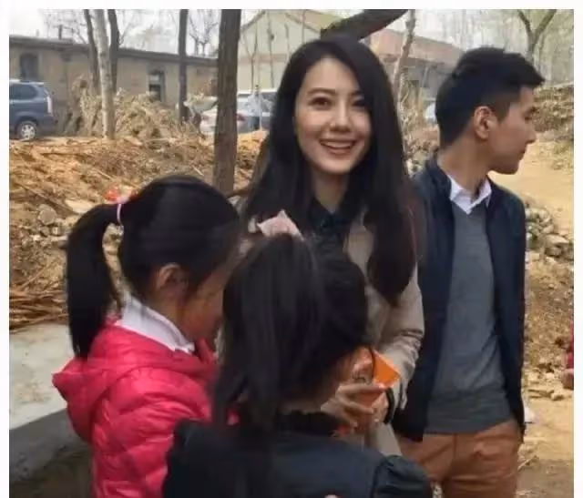 高圓圓攜女出行，女兒正臉曝光，繼承父母優良基因