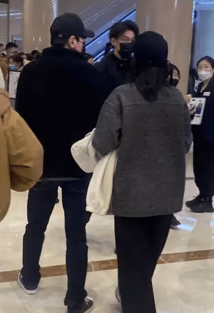 高圓圓攜女出行，女兒正臉曝光，繼承父母優良基因