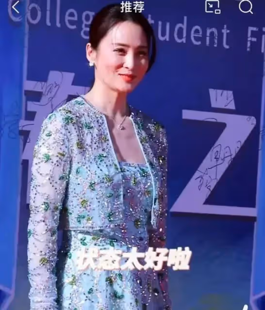 蔣勤勤董宇輝同框畫面溫馨，自然美無關年齡與修飾