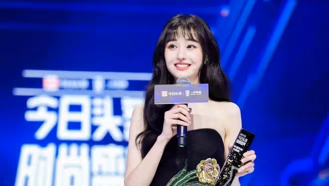 蔣勤勤董宇輝同框畫面溫馨，自然美無關年齡與修飾