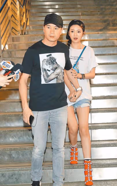 台媒用「挫咧」形容安以軒近況,獨自帶娃看病,她挺不容易的