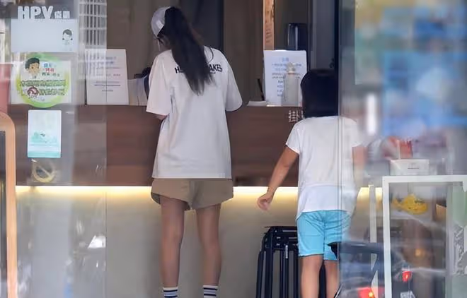 台媒用「挫咧」形容安以軒近況,獨自帶娃看病,她挺不容易的