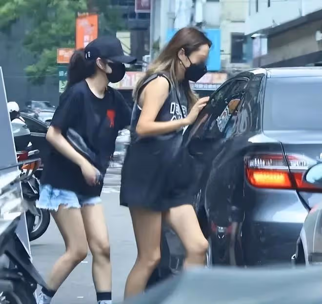 台媒用「挫咧」形容安以軒近況,獨自帶娃看病,她挺不容易的