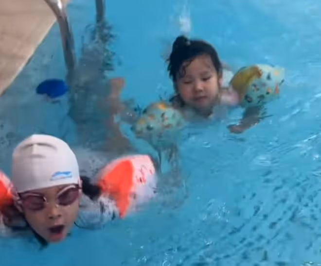 齊嬌帶兩個女兒學游泳,大女兒長高了,很像賭王三太陳婉珍