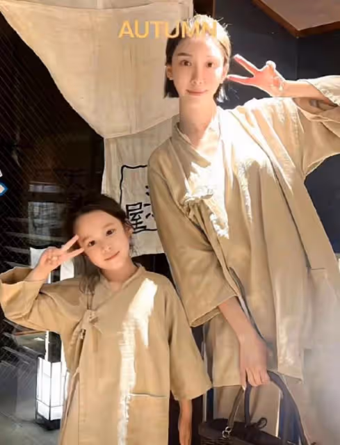齊嬌帶兩個女兒學游泳,大女兒長高了,很像賭王三太陳婉珍