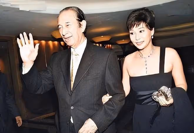 齊嬌帶兩個女兒學游泳,大女兒長高了,很像賭王三太陳婉珍