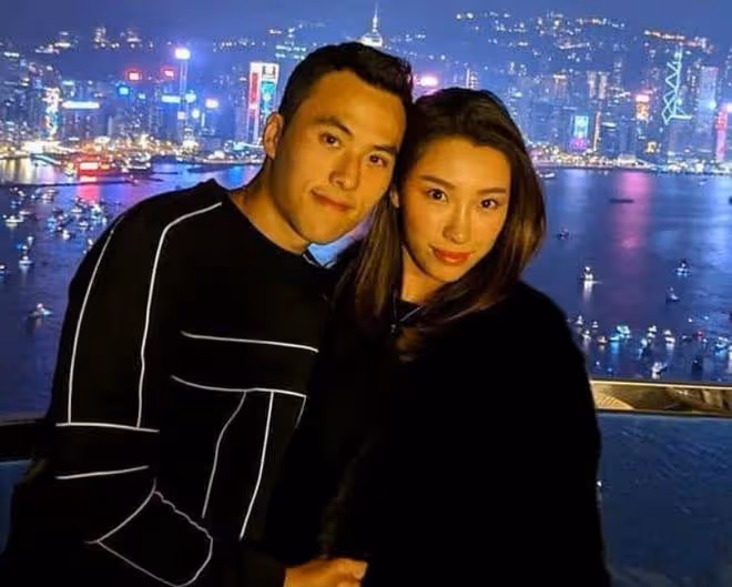 齊嬌帶兩個女兒學游泳，大女兒長高了，很像賭王三太陳婉珍