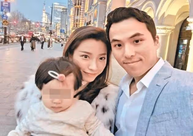 齊嬌帶兩個女兒學游泳，大女兒長高了，很像賭王三太陳婉珍