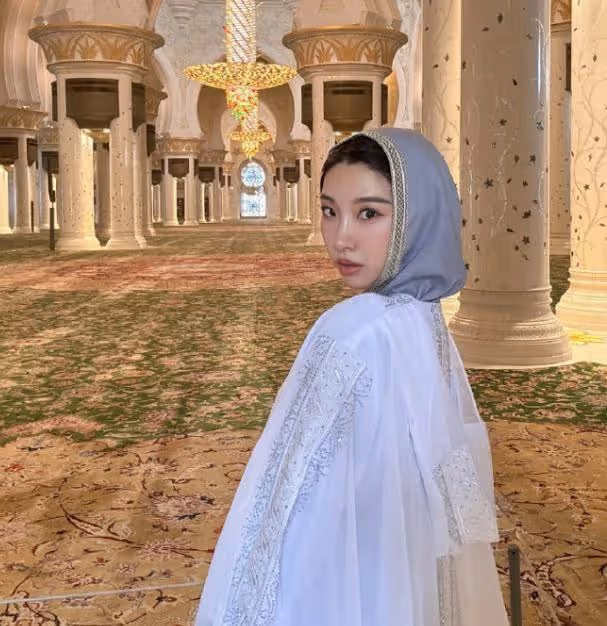 齊嬌帶兩個女兒學游泳，大女兒長高了，很像賭王三太陳婉珍