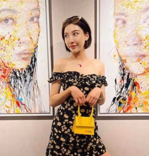 齊嬌帶兩個女兒學游泳，大女兒長高了，很像賭王三太陳婉珍