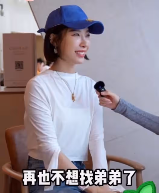 齊嬌帶兩個女兒學游泳，大女兒長高了，很像賭王三太陳婉珍