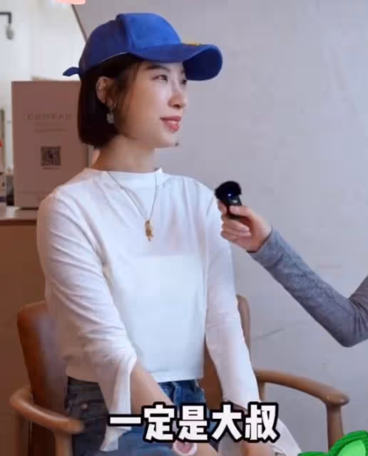 齊嬌帶兩個女兒學游泳，大女兒長高了，很像賭王三太陳婉珍