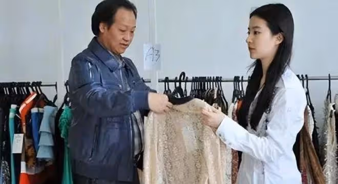 劉亦菲和乾爹聚會被扒,打扮嫵媚狂撩頭髮,陳金飛歷任女友都像她