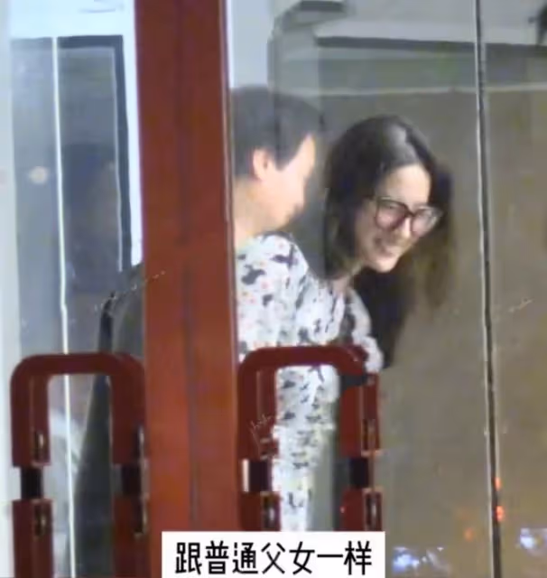 劉亦菲與乾爹重歸於好!陳金飛親自接她下班,女方撒嬌好嗲好可愛