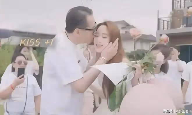 歐陽娜娜的禽獸父親!訂婚宴直接上台嘴對嘴激吻女兒,嚇壞未婚夫