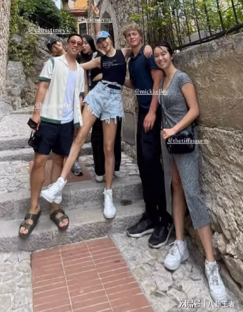 19歲谷愛凌發育太好!上圍暴漲太豐滿,與白人帥哥摟抱熱吻坐大腿