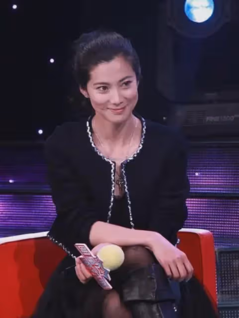 她被稱為「女版于震」,當年紅的發紫,比劉濤還美,如今哪去了?