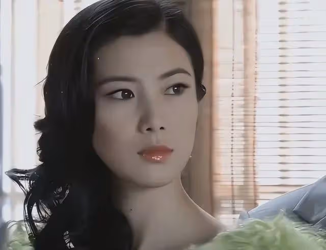 她被稱為「女版于震」,當年紅的發紫,比劉濤還美,如今哪去了?