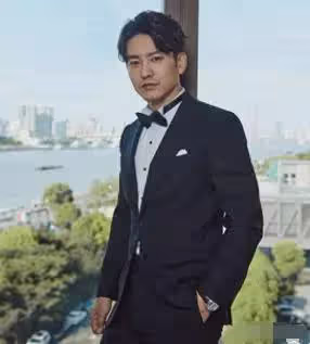 他長得帥演技好,出道35年戲紅人不紅,44歲未婚把寵物當「兒子」