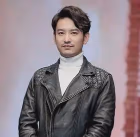 他長得帥演技好,出道35年戲紅人不紅,44歲未婚把寵物當「兒子」