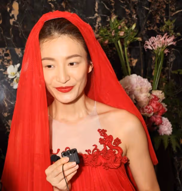 TVB小花穿結婚禮服,直呼怕走路跌倒!被指長相五官像男人