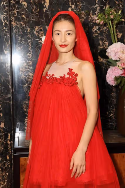 TVB小花穿結婚禮服,直呼怕走路跌倒!被指長相五官像男人
