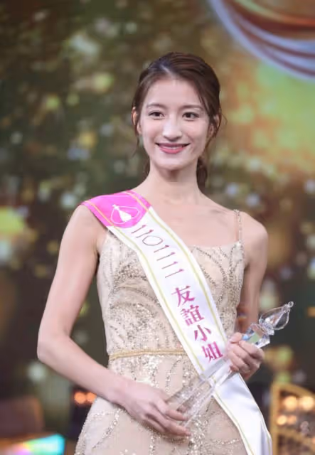 TVB小花穿結婚禮服,直呼怕走路跌倒!被指長相五官像男人