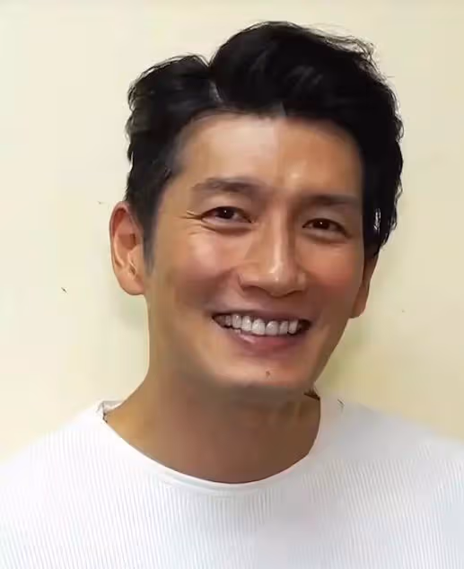 TVB小花穿結婚禮服,直呼怕走路跌倒!被指長相五官像男人