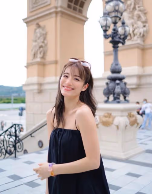 TVB小花穿結婚禮服,直呼怕走路跌倒!被指長相五官像男人