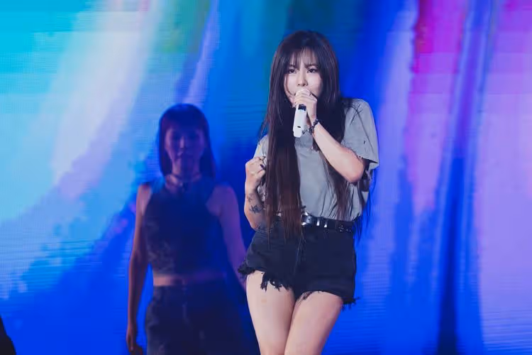 「MAMAMOO」輝人超短熱褲現身港都　害羞濕身了「身體感覺炙熱」