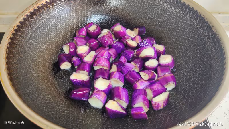 茄子和它天生一對，湯汁多好下飯！炒一炒燜一燜，軟嫩噴香滋味足、超級下飯