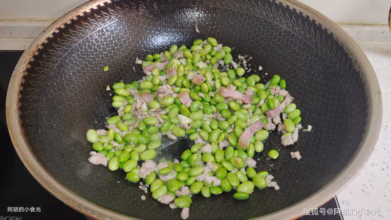 茄子和它天生一對，湯汁多好下飯！炒一炒燜一燜，軟嫩噴香滋味足、超級下飯