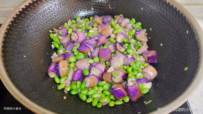 茄子和它天生一對，湯汁多好下飯！炒一炒燜一燜，軟嫩噴香滋味足、超級下飯