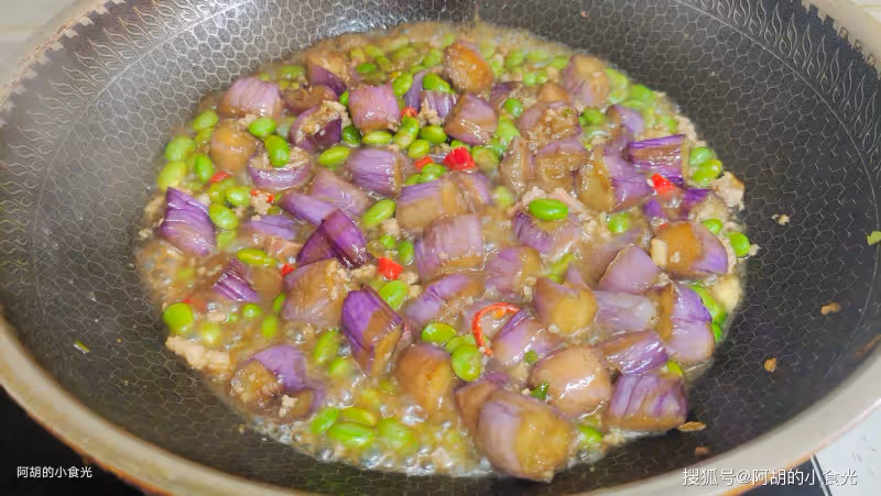茄子和它天生一對，湯汁多好下飯！炒一炒燜一燜，軟嫩噴香滋味足、超級下飯