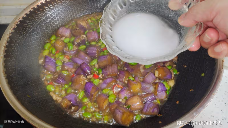 茄子和它天生一對，湯汁多好下飯！炒一炒燜一燜，軟嫩噴香滋味足、超級下飯
